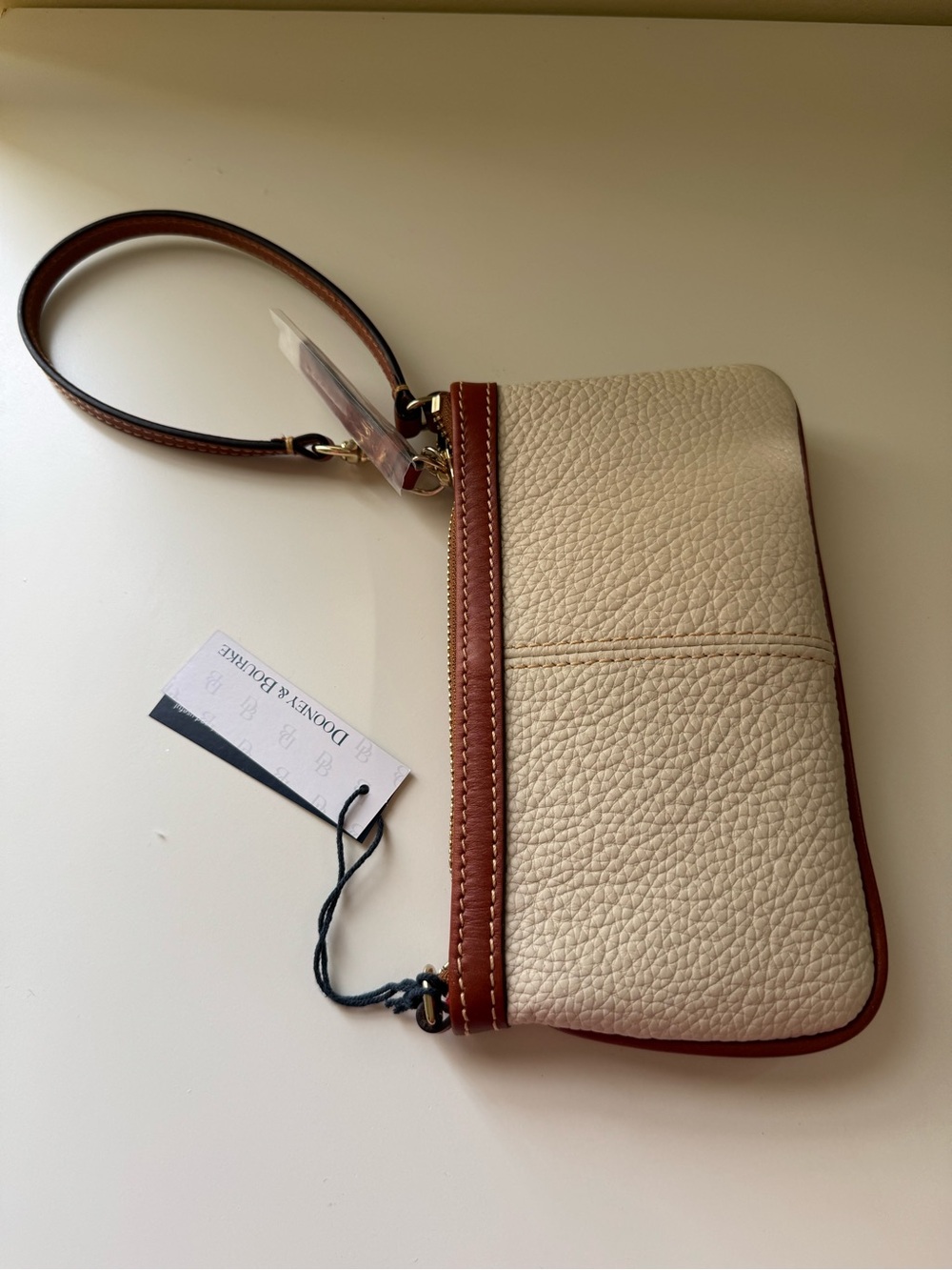 Brand New Dooney & Bourke Leather Large Slim Wristlet in Bone with Tan Trim. - Picture 3 of 4